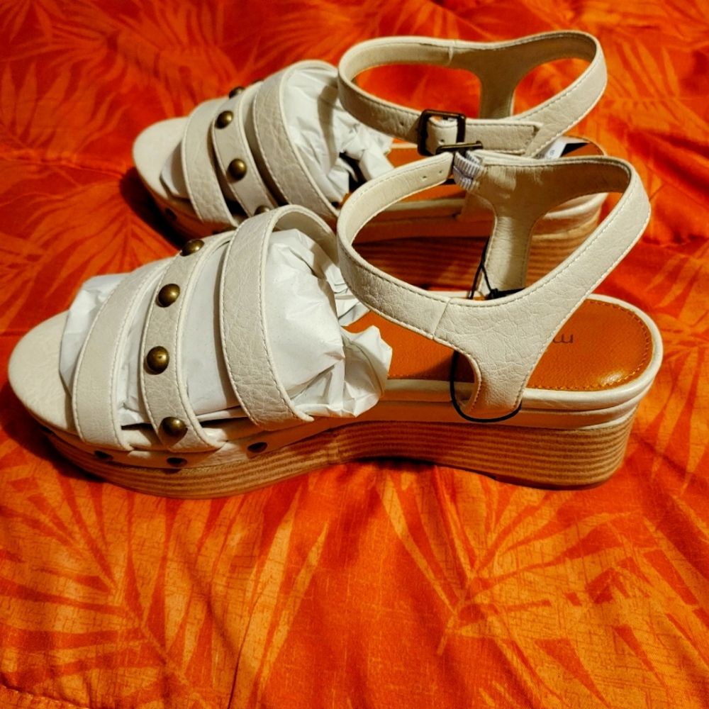 NEW size 9 light tan women's wedges